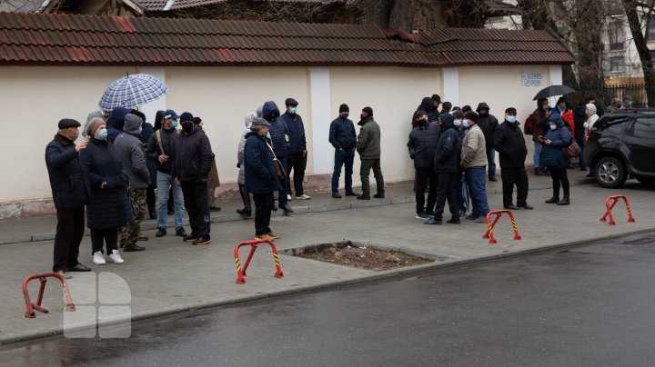 Zeci de oameni s-au adunat în fața CC, în timp ce magistrații examinează sesizarea președintelui privind dizolvarea Parlamentului (FOTO)