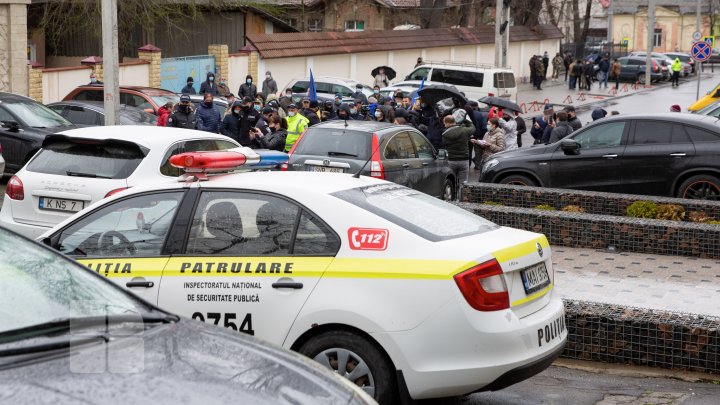 Zeci de oameni s-au adunat în fața CC, în timp ce magistrații examinează sesizarea președintelui privind dizolvarea Parlamentului (FOTO)