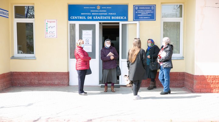 La vaccin, ca la sărbătoare. Locuitorii comunei Bobeica, nerăbdători de a se imuniza anti-COVID (FOTOREPORT)