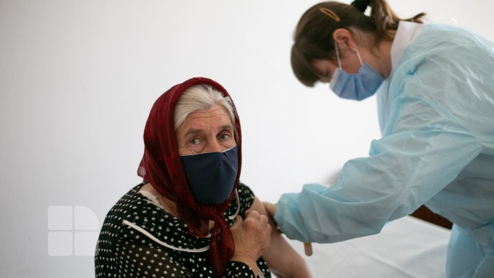 La vaccin, ca la sărbătoare. Locuitorii comunei Bobeica, nerăbdători de a se imuniza anti-COVID (FOTOREPORT)