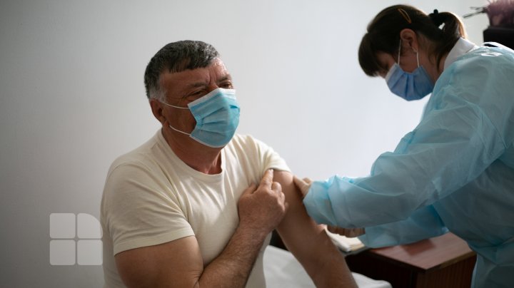 La vaccin, ca la sărbătoare. Locuitorii comunei Bobeica, nerăbdători de a se imuniza anti-COVID (FOTOREPORT)