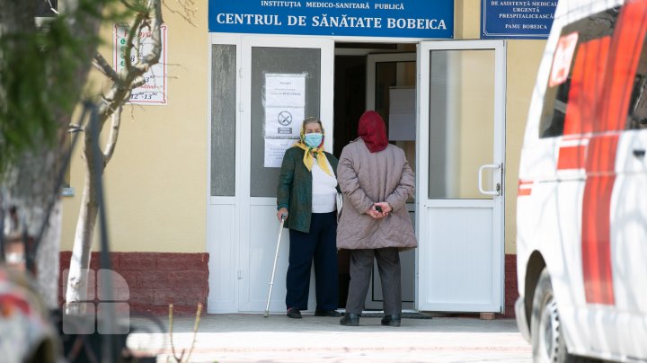 La vaccin, ca la sărbătoare. Locuitorii comunei Bobeica, nerăbdători de a se imuniza anti-COVID (FOTOREPORT)