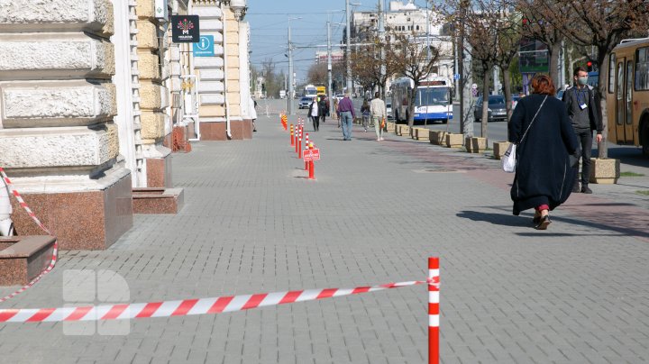 Atenţie... plăcuţe de avertizare! Motivul pentru care zona din jurul Primăriei Capitalei a fost delimitată cu bandă (FOTOREPORT)