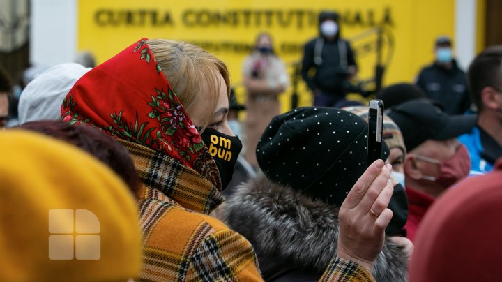 FOTOREPORT DIN FAȚA CURȚII CONSTITUȚIONALE