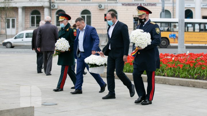 Ion Ceban a depus flori la monumentul Domnitorului Ștefan cel Mare și Sfânt pentru comemorarea victimelor catastrofei nucleare de la Cernobîl (FOTO)