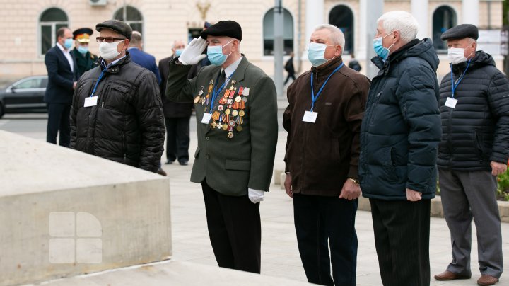 Ion Ceban a depus flori la monumentul Domnitorului Ștefan cel Mare și Sfânt pentru comemorarea victimelor catastrofei nucleare de la Cernobîl (FOTO)