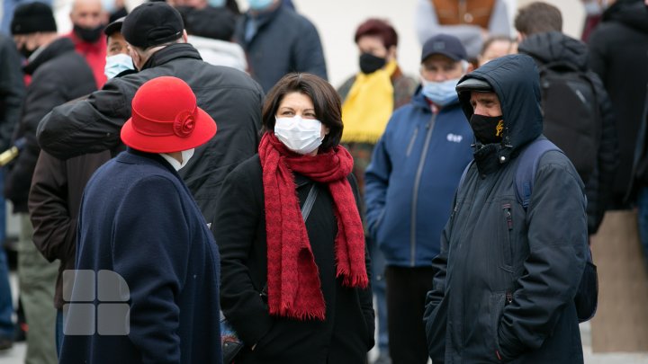 FOTOREPORT DIN FAȚA CURȚII CONSTITUȚIONALE