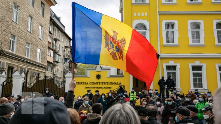 FOTOREPORT DIN FAȚA CURȚII CONSTITUȚIONALE