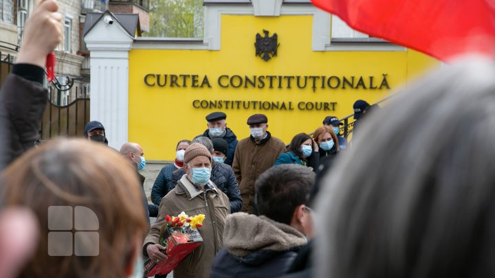 FOTOREPORT DIN FAȚA CURȚII CONSTITUȚIONALE