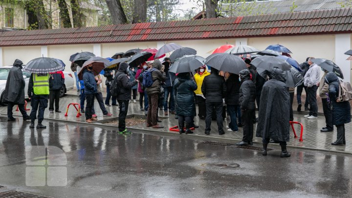 Protest la Curtea Constituțională. Simpatizanții PAS au ieşit să apere Constituţia (FOTO)