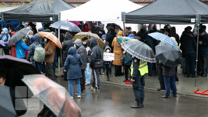 Protest la Curtea Constituțională. Simpatizanții PAS au ieşit să apere Constituţia (FOTO)