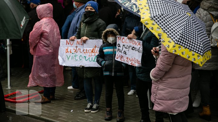 Protest la Curtea Constituțională. Simpatizanții PAS au ieşit să apere Constituţia (FOTO)