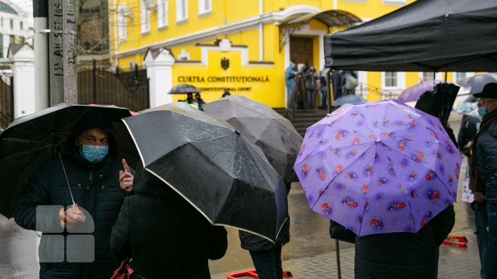 Protest la Curtea Constituțională. Simpatizanții PAS au ieşit să apere Constituţia (FOTO)