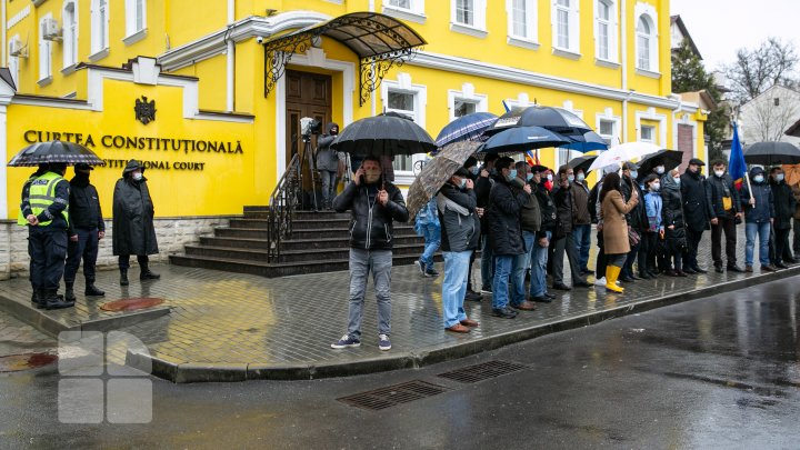 Protest la Curtea Constituțională. Simpatizanții PAS au ieşit să apere Constituţia (FOTO)