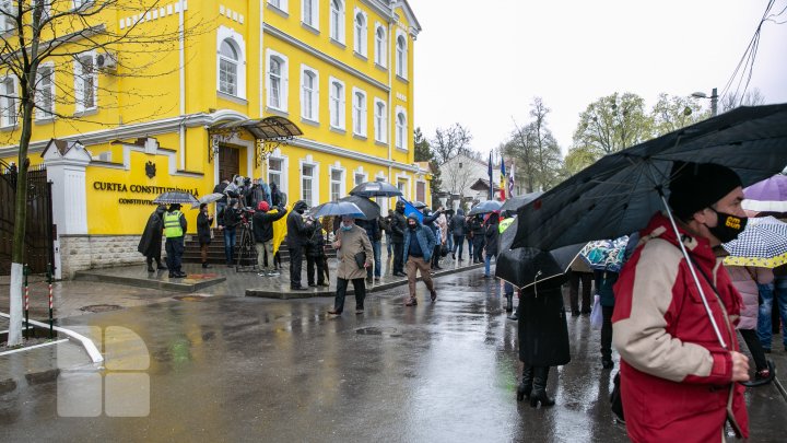 Protest la Curtea Constituțională. Simpatizanții PAS au ieşit să apere Constituţia (FOTO)