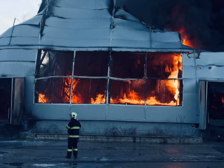 IGSU: 60 de pompieri luptă cu focul la un depozit din Chișinău (FOTO)