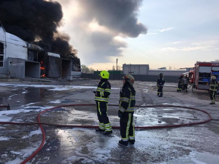 IGSU: 60 de pompieri luptă cu focul la un depozit din Chișinău (FOTO)