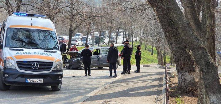 Trei mașini, avariate după ce s-au ciocnit violent pe o stradă din Capitală. Ambulanța, la fața locului (FOTO)