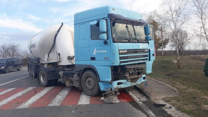 O nouă tragedie pe șosea! Un bărbat a murit, după ce mașina pe care o conducea a fost lovită de un camion