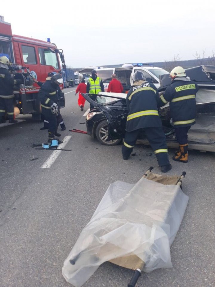 O nouă tragedie pe șosea! Un bărbat a murit, după ce mașina pe care o conducea a fost lovită de un camion