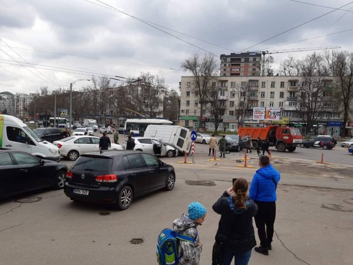 Accident grav în Capitală. Patru mașini s-au ciocnit violent pe strada Trandafirilor (VIDEO)