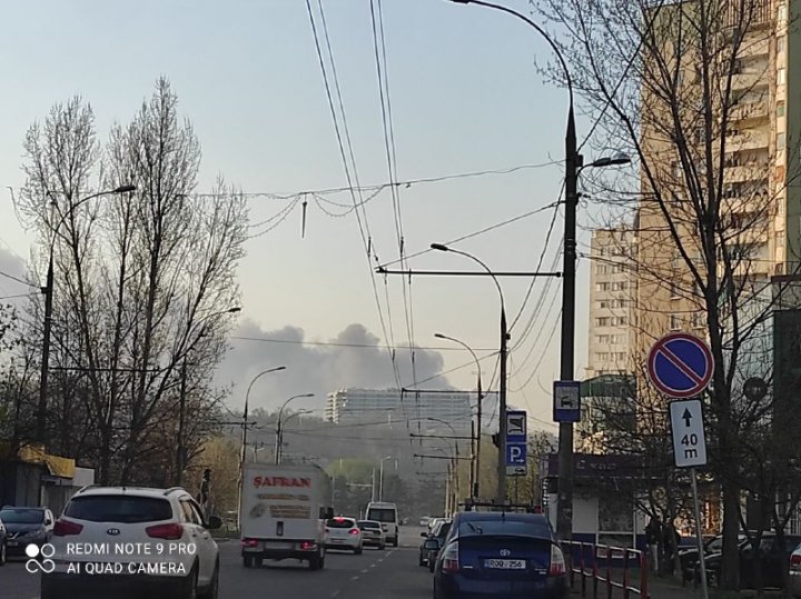 Incendiu puternic în Capitală. Un depozit a fost cuprins de flăcări (FOTO/VIDEO) 