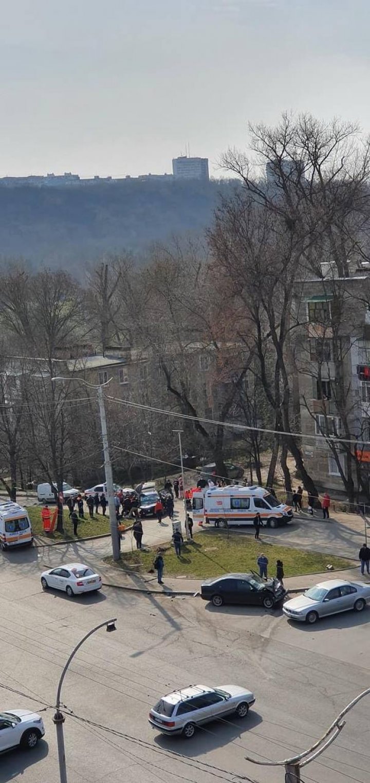 Trei mașini, avariate după ce s-au ciocnit violent pe o stradă din Capitală. Ambulanța, la fața locului (FOTO)