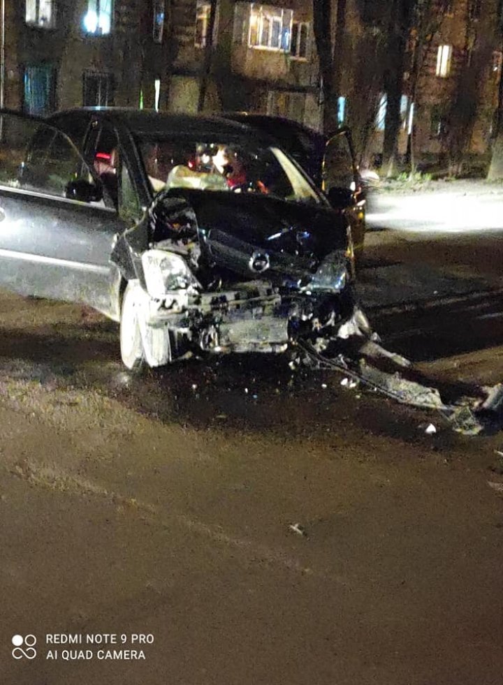 ACCIDENT GRAV în Capitală. Două mașini s-au lovit violent. Un automobil, făcut zob (FOTO)