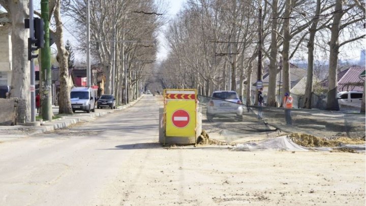 Trafic suspendat pe o stradă din Capitală. Vezi cum va circula transportul public