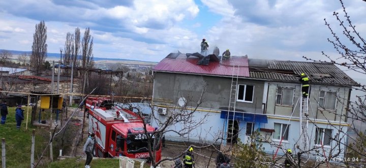 Un bloc de locuit cu două nivele din orașul Cimișlia, cuprins de flăcări (FOTO)