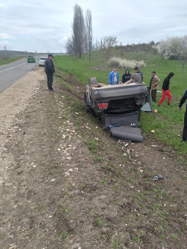 ACCIDENT VIOLENT la Telenești. O mașină, răsturnată pe șosea (FOTO)