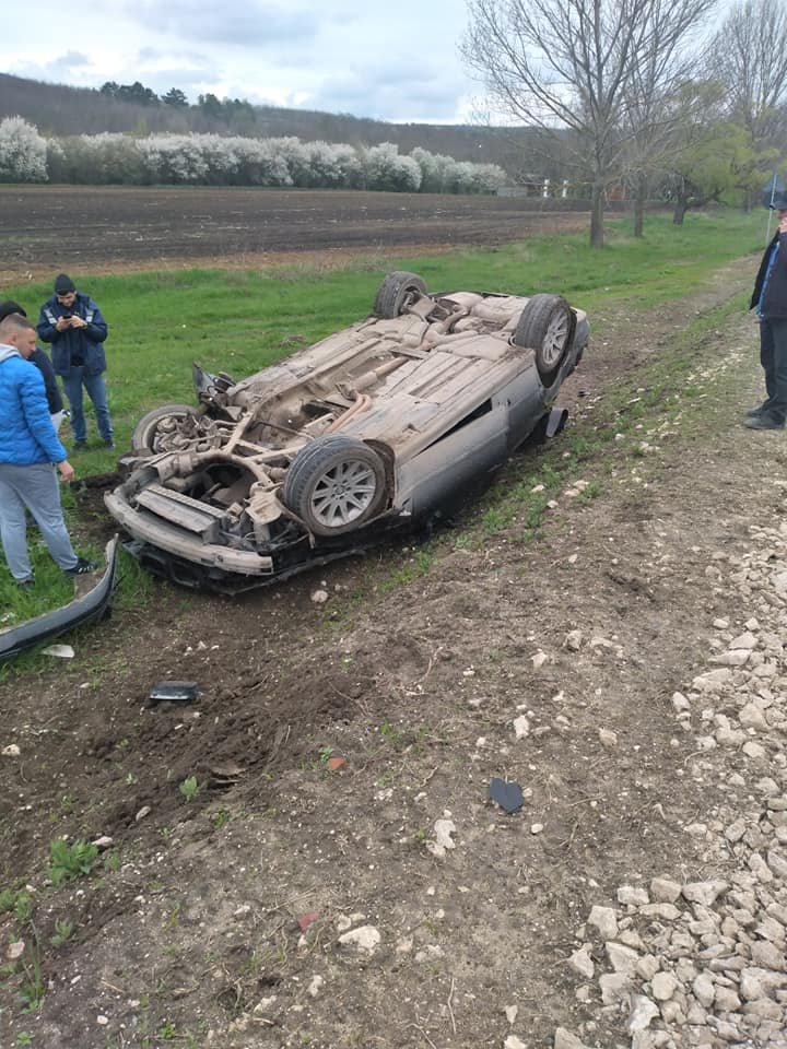 ACCIDENT VIOLENT la Telenești. O mașină, răsturnată pe șosea (FOTO)