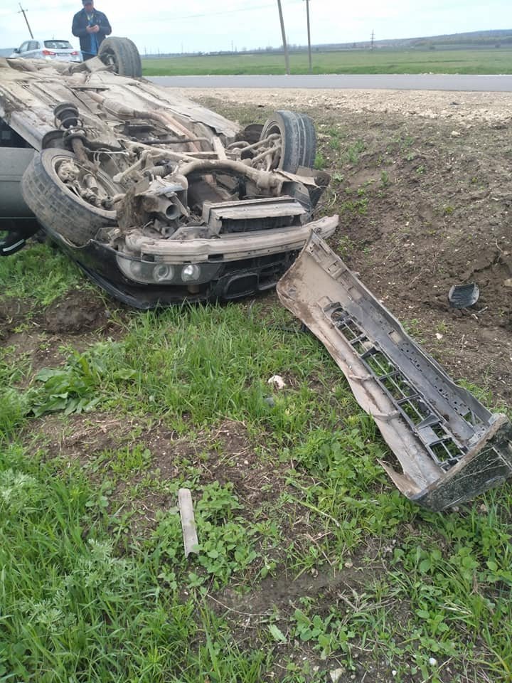 ACCIDENT VIOLENT la Telenești. O mașină, răsturnată pe șosea (FOTO)