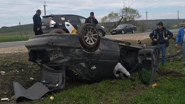 ACCIDENT VIOLENT la Telenești. O mașină, răsturnată pe șosea (FOTO)