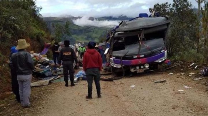 Peru: Cel puțin 20 de oameni și-au pierdut viața într-un accident de autobuz