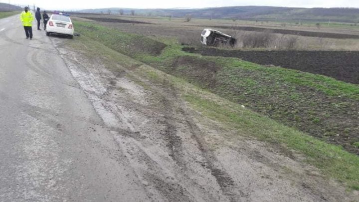 ACCIDENT la Hîncești. Un automobil s-a răsturnat pe un câmp (FOTO)