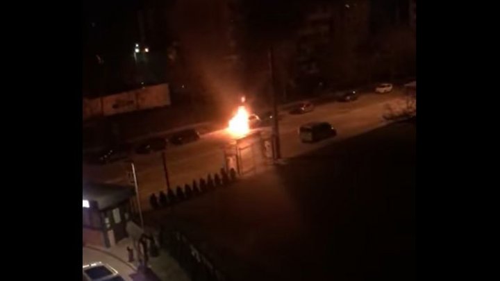 Incendiu pe strada Valea Crucii din Capitală. Un automobil, cuprins de flăcări (VIDEO)