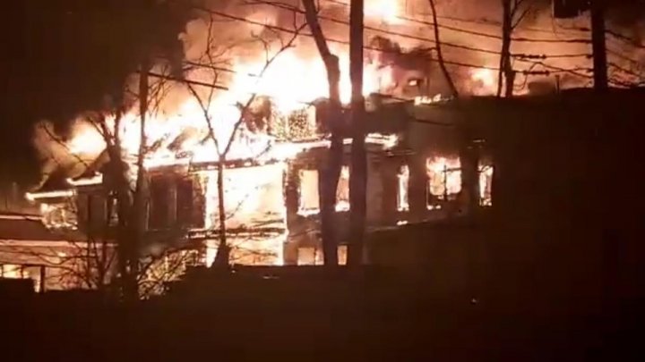 Casa de 20 de milioane de dolari a fondatorului unui site pentru adulți, distrusă în urma unui incendiu (FOTO)