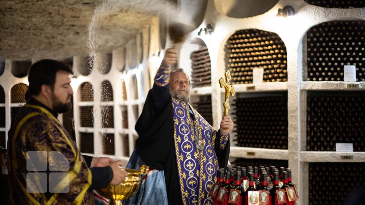 Mitropolitul Vladimir a oficiat o slujbă de binecuvântare la o vinărie din țară și a sfințit licoarea lui Bacchus (FOTO)