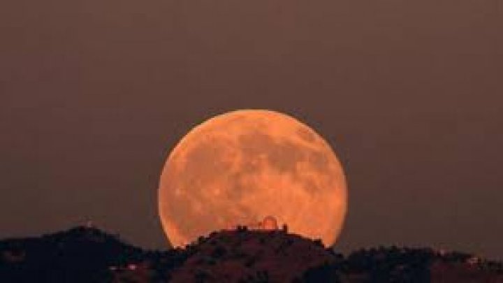 „Superluna roz”, fenomenul astronomic rar vizibil se va arăta în această noapte