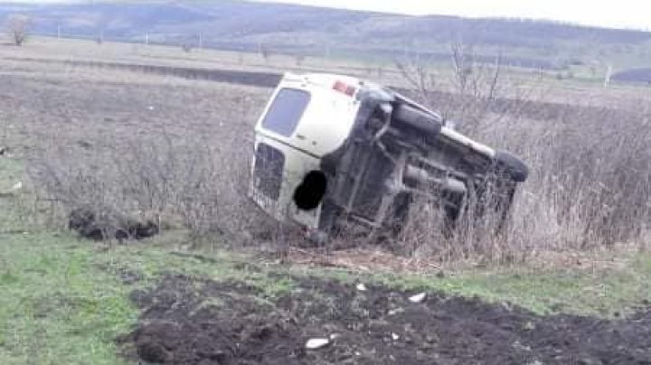 ACCIDENT la Hîncești. Un automobil s-a răsturnat pe un câmp (FOTO)