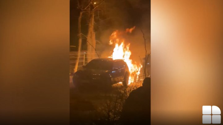 Două mașini, cuprinse de flăcări într-o curte din sectorul Rîșcani al Capitalei (FOTO/VIDEO)