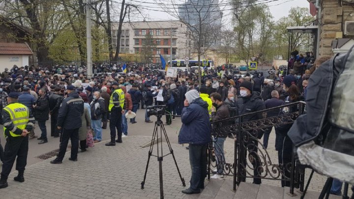 PROTEST la Curtea Constituțională. Manifestanții cer anularea stării de urgență și declanșarea anticipatelor (VIDEO)