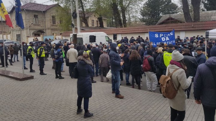 PROTEST la Curtea Constituțională. Manifestanții cer anularea stării de urgență și declanșarea anticipatelor (VIDEO)