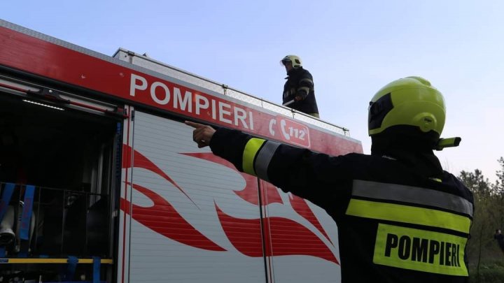 12 ore de luptă cu flăcările. Pompierii continuă intervenția pentru lichidarea incendiului de la depozitul cu vopsea