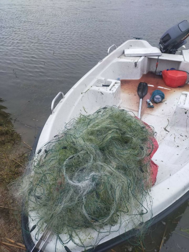 Braconaj pe lacul Beleu. Inspectorii de mediu au ridicat kilometri de plasă şi zeci de kilograme de peşte prins ilegal (FOTO/VIDEO)