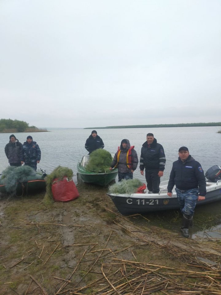 Braconaj pe lacul Beleu. Inspectorii de mediu au ridicat kilometri de plasă şi zeci de kilograme de peşte prins ilegal (FOTO/VIDEO)