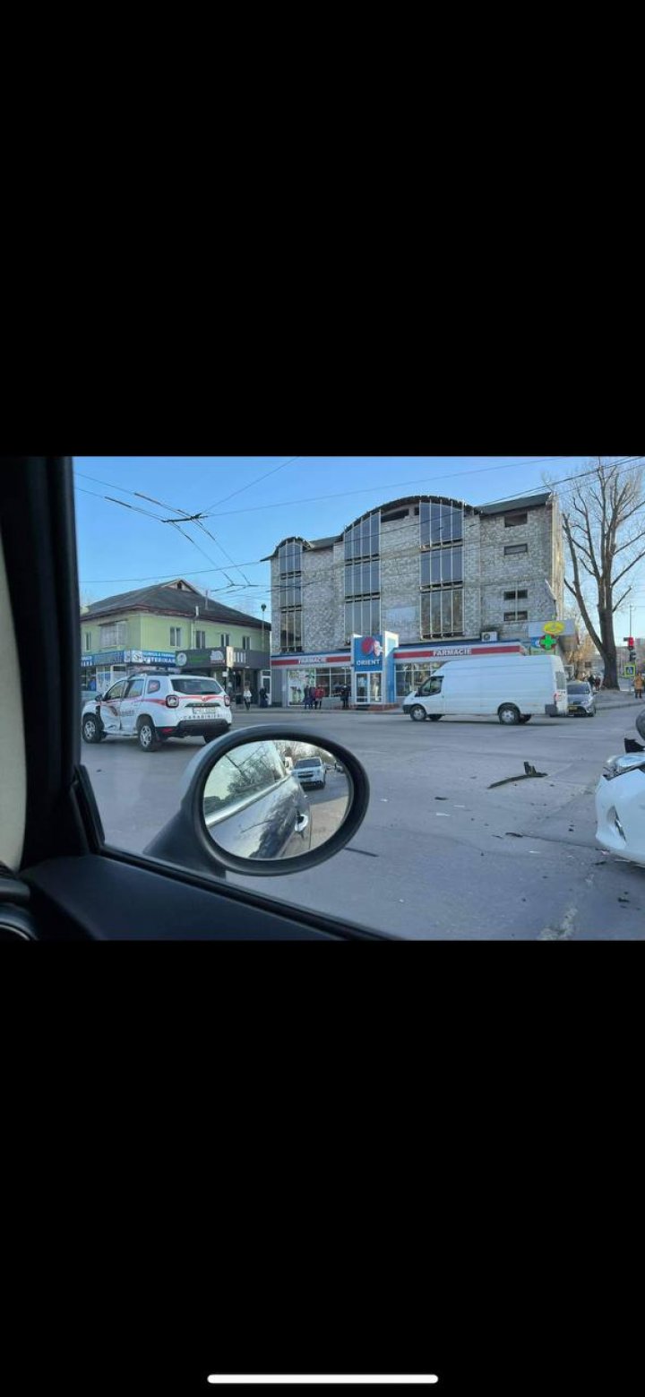 Accident violent pe strada Calea Ieșilor din Capitală. O mașină a carabinierilor s-a ciocnit cu un alt automobil (FOTO)