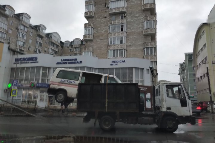 Scenă inedită, surprinsă pe străzile Capitalei. Vezi cum a fost transportată o ambulanță (FOTO)