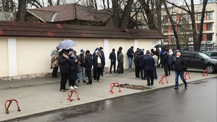 Zeci de oameni s-au adunat în fața CC, în timp ce magistrații examinează sesizarea președintelui privind dizolvarea Parlamentului (FOTO)